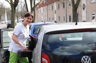 Dr. Wilkens auf dem Weg zu einem Hausbesuch